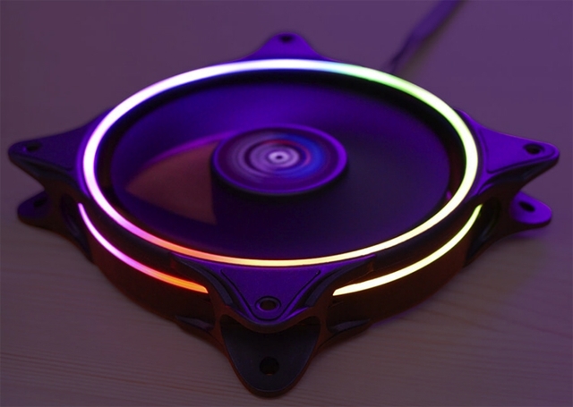 Подсветка вентилятора Aerocool Eclipse 12 выполнена в виде двух RGB-колец