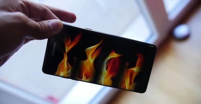 #Фото: Пользователь сообщил о возгорании Galaxy S10 после падения
